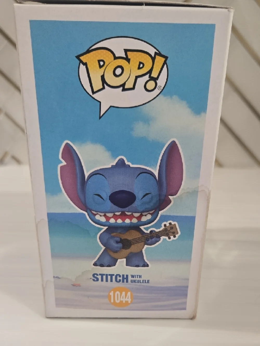 Funko Diamond Collection Glitter Blue & Gold Stitch with Ukulele - Picture 4 of 5
